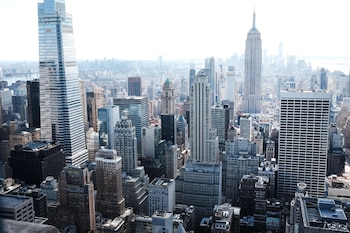Vista aérea del skyline de Nueva York, donde el aumento de oficinas vacías impulsa proyectos de reconversión hacia viviendas y usos mixtos.