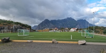 Este estadio noruego no alberga grandes competiciones, sino que es punto de encuentro para equipos juveniles y amateurs como el Henningsvær IL (Wikimedia Commons)