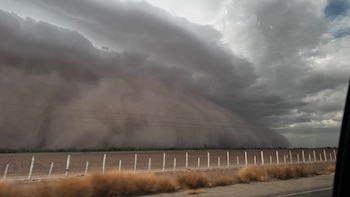 Fuerte tormenta de arena sorprende a los habitantes de Hermosillo, Sonora