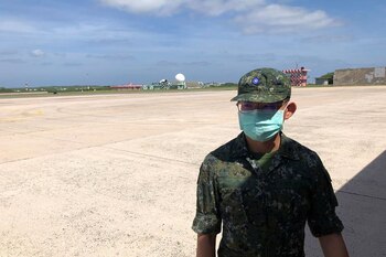 FOTO DE ARCHIVO: Un soldado en la base de la Fuerza Aérea de Makung, en la isla de Penghu, en la costa de Taiwán, el 22 de septiembre de 2020. REUTERS/Yimou Lee