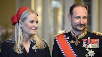 Haakon VIII asume el trono y mantiene el lema "Todo por Noruega" tras la muerte de Harald V