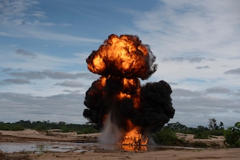 La Marina peruana destruye una draga utilizada para la minería ilegal cerca del río Malinowski en la Reserva Nacional Tambopata, en Puerto Maldonado, Perú, el martes 11 de agosto de 2026. (AP Foto/Guadalupe Pardo)