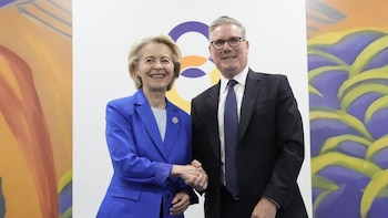 Von der Leyen elogia a Starmer como "estadista" que ayudó a que la seguridad de Europa sea "más fuerte"