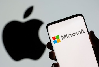 FOTO DE ARCHIVO: El logotipo de Microsoft se ve en el teléfono inteligente frente al logotipo de Apple que se muestra en esta ilustración tomada, 26 de julio de 2021. REUTERS/Dado Ruvic/Ilustración/Archivo