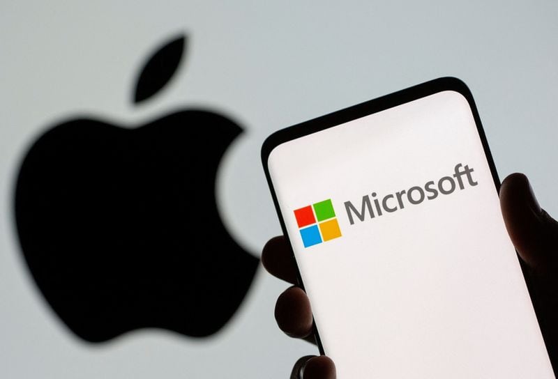 FOTO DE ARCHIVO: El logotipo de Microsoft se ve en el teléfono inteligente frente al logotipo de Apple que se muestra en esta ilustración tomada, 26 de julio de 2021. REUTERS/Dado Ruvic/Ilustración/Archivo