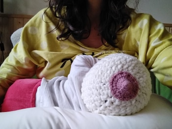 Una mujer dando el pecho.