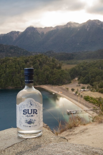 La identidad patagónica de Sur Gin se destaca por el uso de enebro silvestre recogido a mano en los Andes, reflejando la autenticidad regional