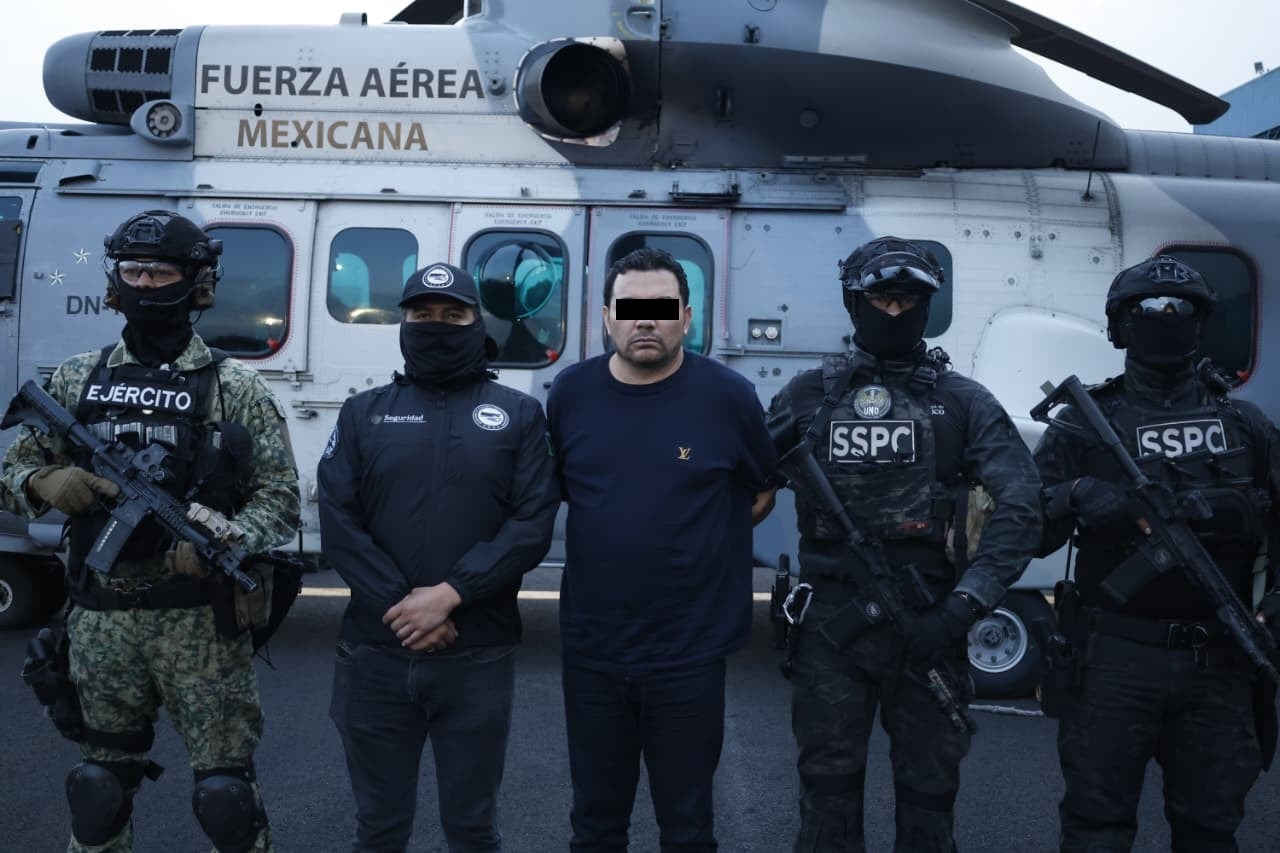 Todo de negro y esposado: autoridades revelan primeras fotos del traslado del “R1″ - Infobae