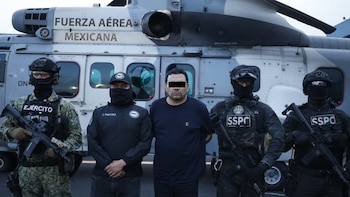 Todo de negro y esposado: autoridades revelan primeras fotos del traslado del “R1″