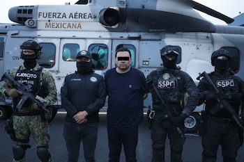 Todo de negro y esposado: autoridades revelan primeras fotos del traslado del “R1″. Especial.