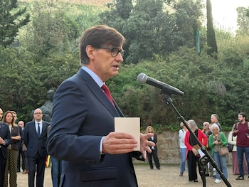 15/10/2026 El presidente de la Generalitat, Salvador Illa, en el acto por el 86 aniversario del fusilamiento de Lluís Companys.
El presidente de la Generalitat, Salvador Illa, ha recordado al presidente catalán Lluís Companys en el 86 aniversario de su fusilamiento a manos del franquismo en el Fossar de Santa Eulàlia del Castell de Montjuïc, y ha sostenido: "Conviene recordar de donde venimos para no repetir los errores del pasado".
ESPAÑA EUROPA CATALUÑA POLÍTICA