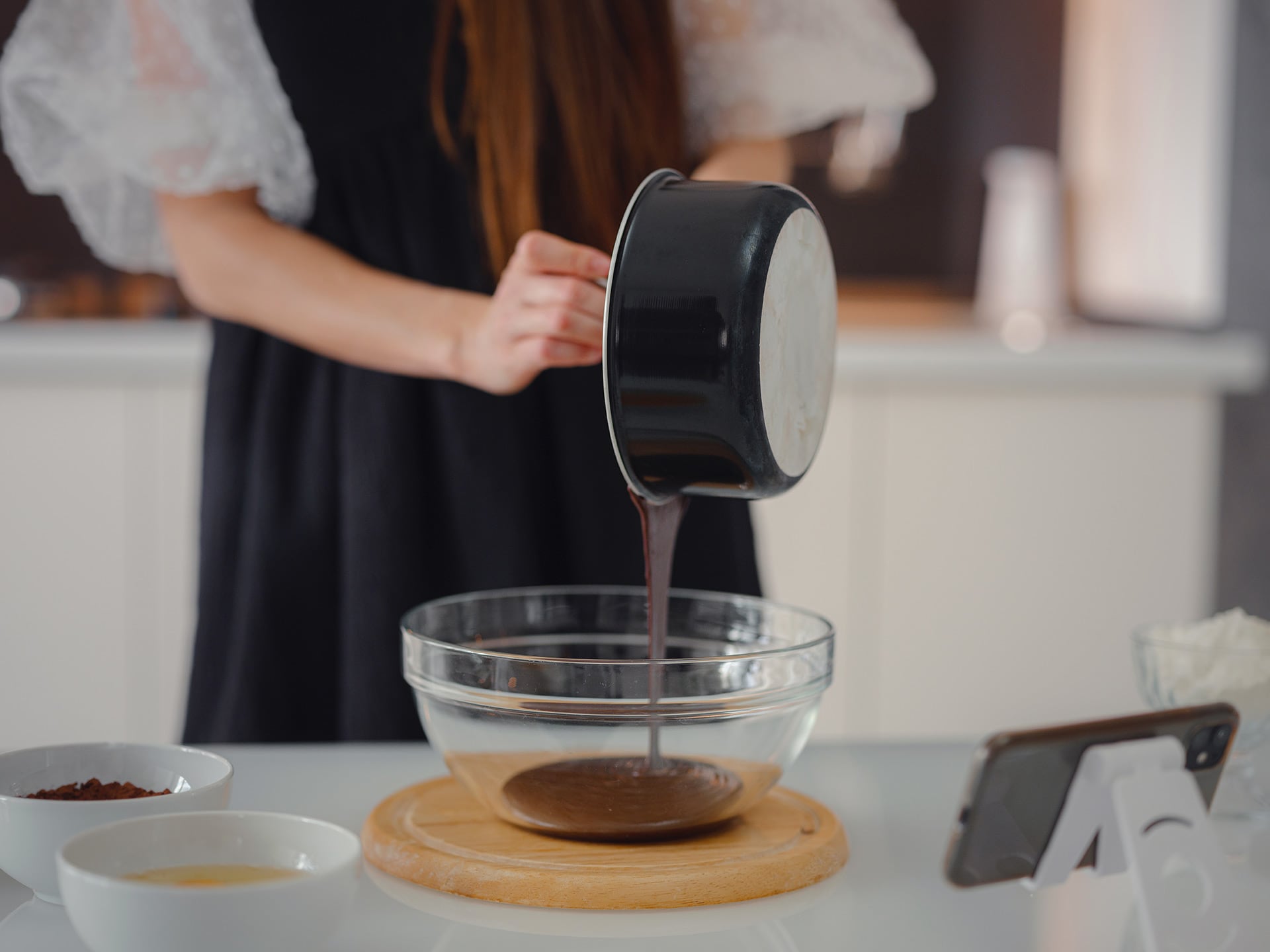 Expertos en nutrición consideran el chocolate negro como una opción complementaria para mantener un envejecimiento saludable, siempre dentro de una dieta equilibrada (Freepik)