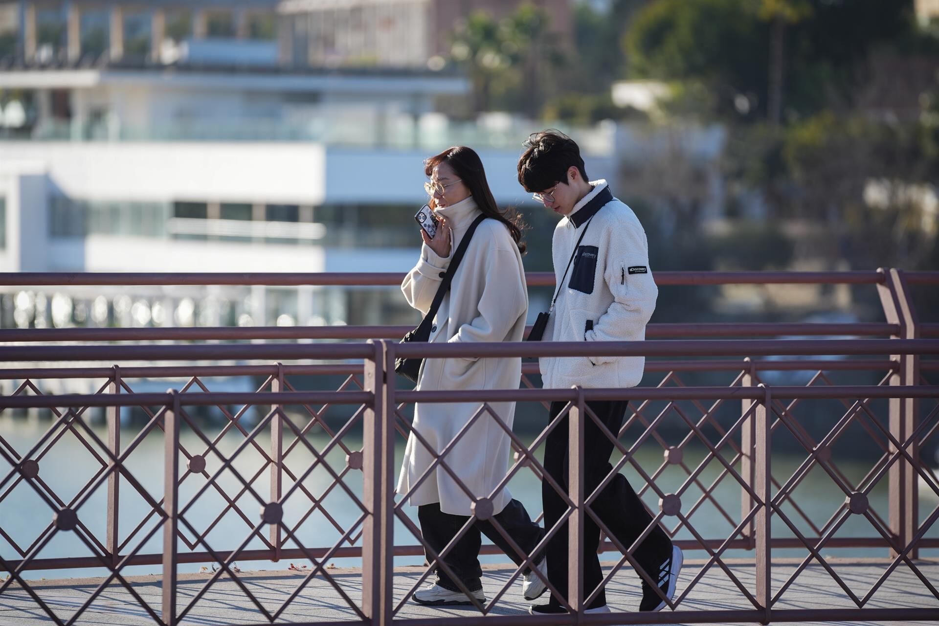 Las temperaturas seguirán en descenso este lunes, con avisos en Andalucía por lluvias