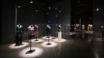 “Vestir mundos” en el Museo Moderno: un duelo convertido en moda, zapatillas deconstruidas y la crisis que empujó a reinventar la indumentaria argentina
