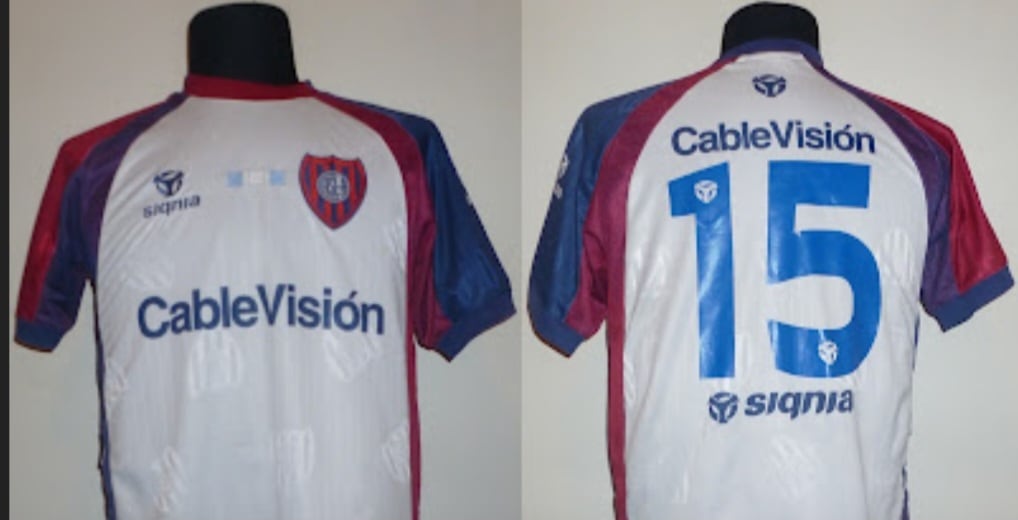 La camiseta que Medero utilizó en San Lorenzo. Fue dirigido por Rubén Darío Insúa, el mismo entrenador que actualmente está al frente del plantel azulgrana