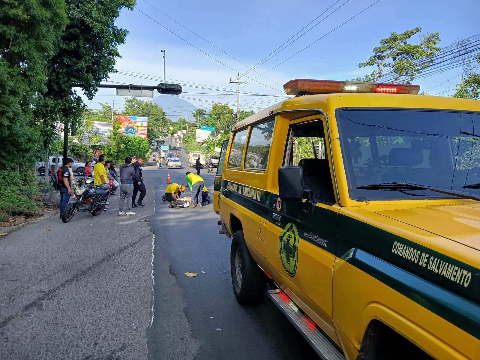 Un adulto mayor murió en Apopa tras ser embestido por una motocicleta en la carretera Troncal del Norte. (Foto cortesía Comandos de Salvamento de Apopa)