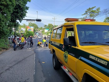 Un adulto mayor murió en Apopa tras ser embestido por una motocicleta en la carretera Troncal del Norte. (Foto cortesía Comandos de Salvamento de Apopa)
