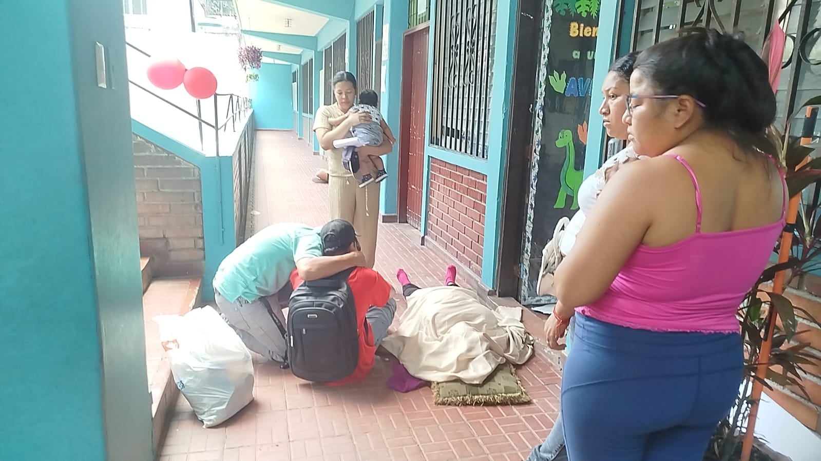 Testigos relataron que la mujer cayó repentinamente frente a decenas de asistentes al convivio escolar. (Foto: Cortesía)