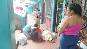 Testigos relataron que la mujer cayó repentinamente frente a decenas de asistentes al convivio escolar. (Foto: Cortesía)