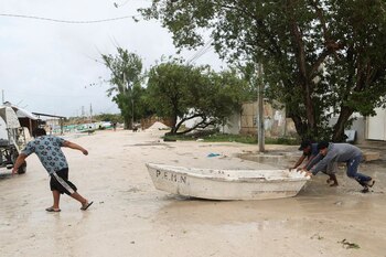 Durante el paso de Milton, al menos 15 pescadores desparecieron en Yucatán (Foto: REUTERS/Lorenzo Hernandez)