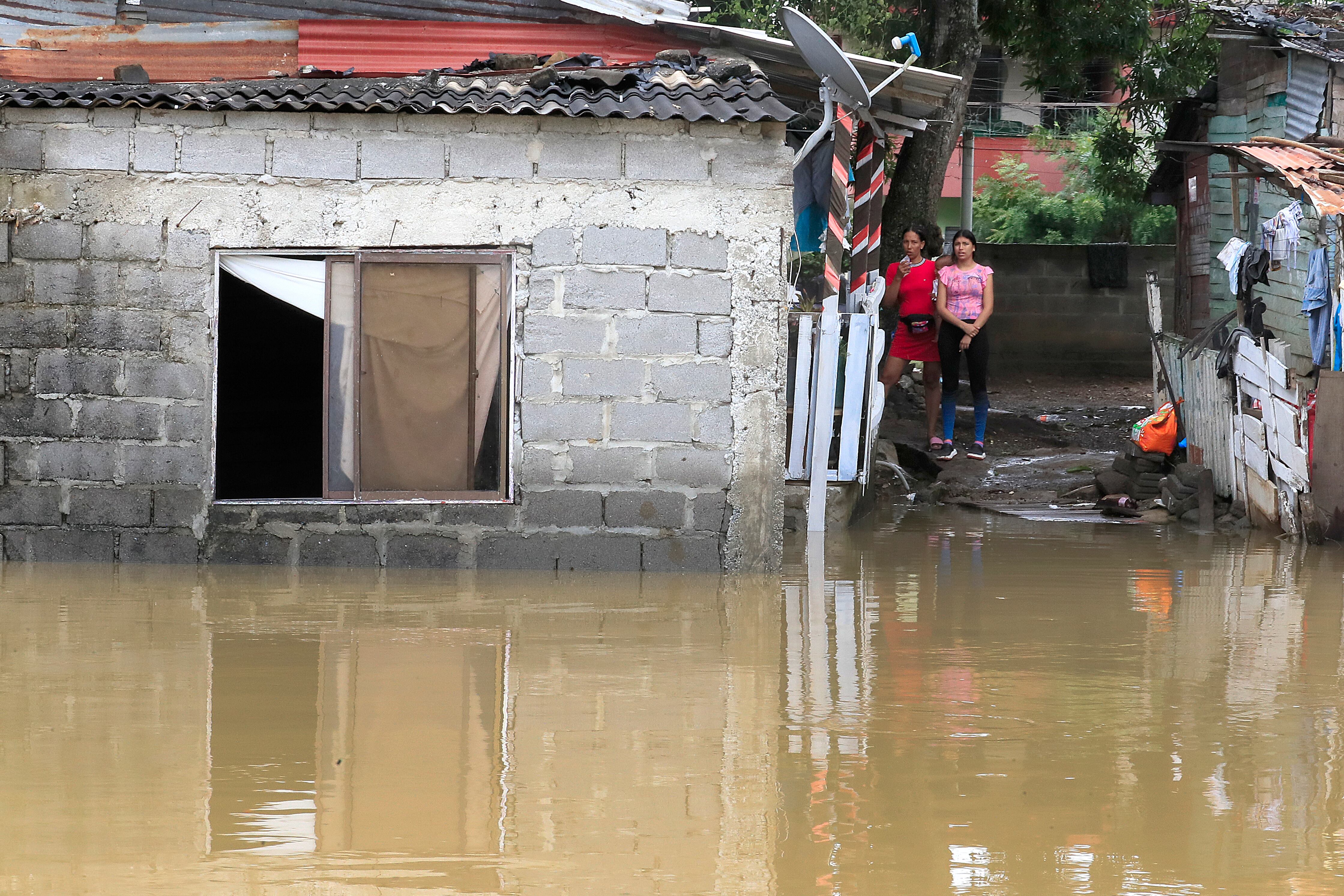 Las intensas lluvias que se registran a nivel nacional han provocado inundaciones, deslizamientos y la destrucción de miles de viviendas, dejando decenas de miles de familias damnificadas en varias regiones del paí - crédito Carlos Ortega/EFE