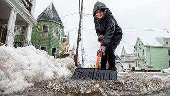 Amber Vallee empuja agua por