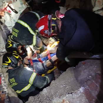 Los bomberos y elementos de protección civil loghraron salvar a kla mujer poco después del derrumbre gracias a que pidió ayuda a gritos y lograron escucharla Foto: Bomberos CDMX