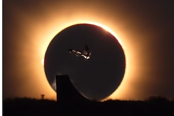 El skater Danny León durante el eclipse solar en España