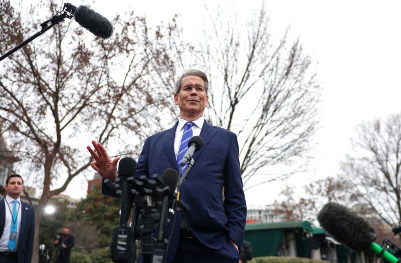FOTO DE ARCHIVO El secretario del Tesoro de EEUU, Scott Bessent, habla con los periodistas antes de entrar en la Casa Blanca en Washington, EEUU. 13 de marzo de 2025 (REUTERS/Evelyn Hockstein)