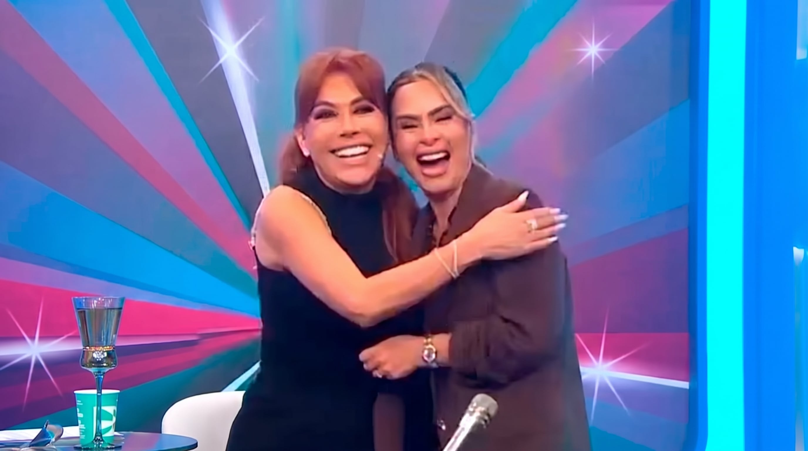 Magaly Medina y Ethel Pozo comparten un abrazo sonriente en un set de televisión, indicando la buena recepción pública de una entrevista. (Imagen Ilustrativa Infobae)