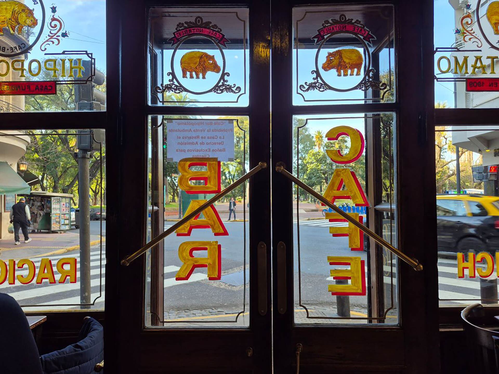 El Parque Lezama, ubicado en diagonal al bar, es un espacio emblemático de Buenos Aires con una rica historia ligada a la fundación de la ciudad