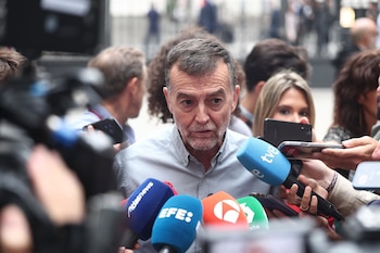 02/10/2026 El portavoz de Por Andalucía, Antonio Maíllo, a su llegada a una sesión plenaria, en el Congreso de los Diputados, a 2 de octubre de 2026, en Madrid (España). El Congreso vota hoy la convalidación o derogación de los dos Reales Decretos en materia de vivienda publicados por el Gobierno esta semana en el BOE. En concreto se tratan del Real Decreto-ley 26/2026, de 29 de septiembre, por el que se adoptan medidas urgentes para la protección de la función social de la vivienda y la ampliación de la oferta de vivienda asequible, y del Real Decreto-ley 27/2026, de 29 de septiembre, por el que se adoptan medidas urgentes para reforzar la estabilidad de los contratos de arrendamiento de vivienda habitual.
POLITICA
Eduardo Parra - Europa Press