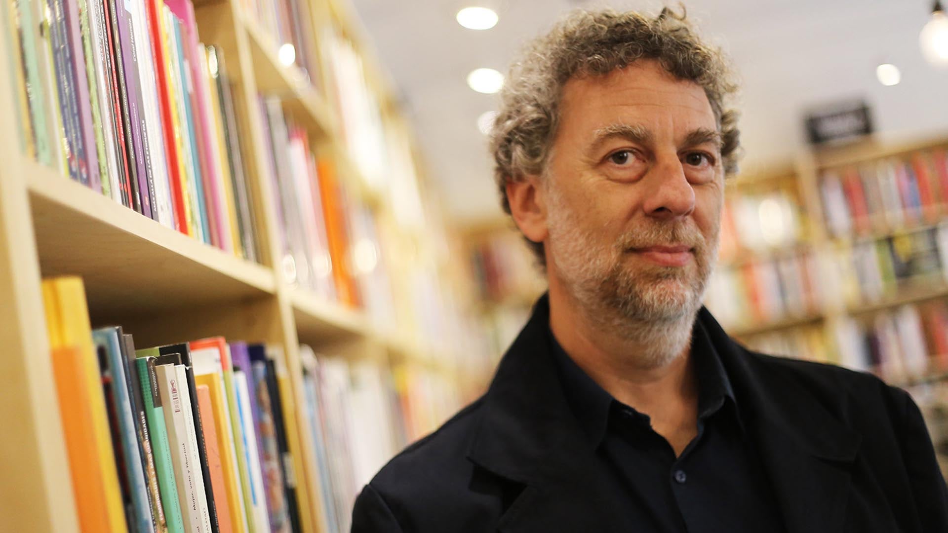 Daniel Feierstein comenzó sus estudios sobre genocidio investigando la resistencia judía durante el nazismo. Esas formulaciones lo conducirían luego, junto con los procesos que comenzaban a vivirse en el ámbito de los derechos humanos, a volcar su trabajo a la experiencia concentracionaria argentina