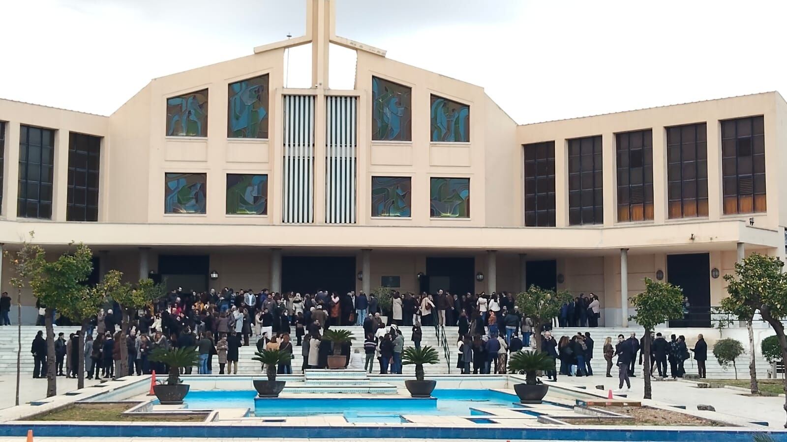 La capilla central de Parcemasa se ha quedado pequeña para acompañar en la misa funeral a la familia del joven malagueño Jesús Saldaña (EUROPA PRESS)