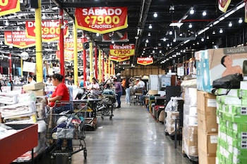 Entre las principales faltas detectadas se encuentran la ausencia de precios visibles, información incompleta sobre garantías y políticas de cambio, y productos con etiquetas en idiomas distintos al español. Crédito: MEIC