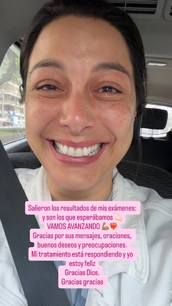 Primer plano de Natalia Salas con una gran sonrisa y ojos llorosos, sentada dentro de un auto, con texto superpuesto en color rosa