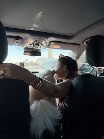 Entre mimos y descanso, Emilia dejó ver su costado más sensible lejos de la polémica