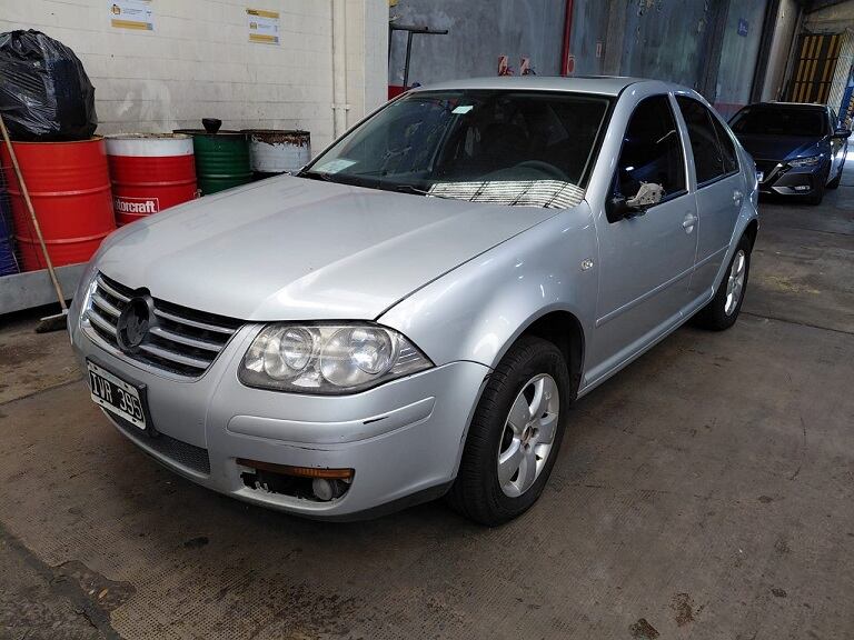 Este vehículo es un Volkswagen Bora 2.0