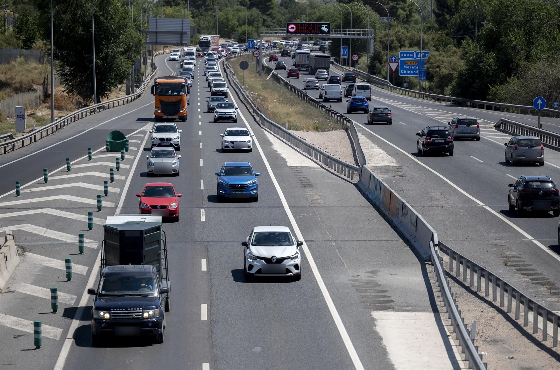 Expertos aconsejan cambios de posición y pausas regulares para prevenir dolor de espalda tras viajes largos