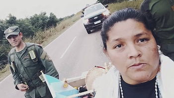 Una mujer caminará más de 500 kilómetros para reclamar por la muerte de su hija de 15 años y su nieta recién nacida