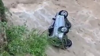 Una camioneta y una volqueta