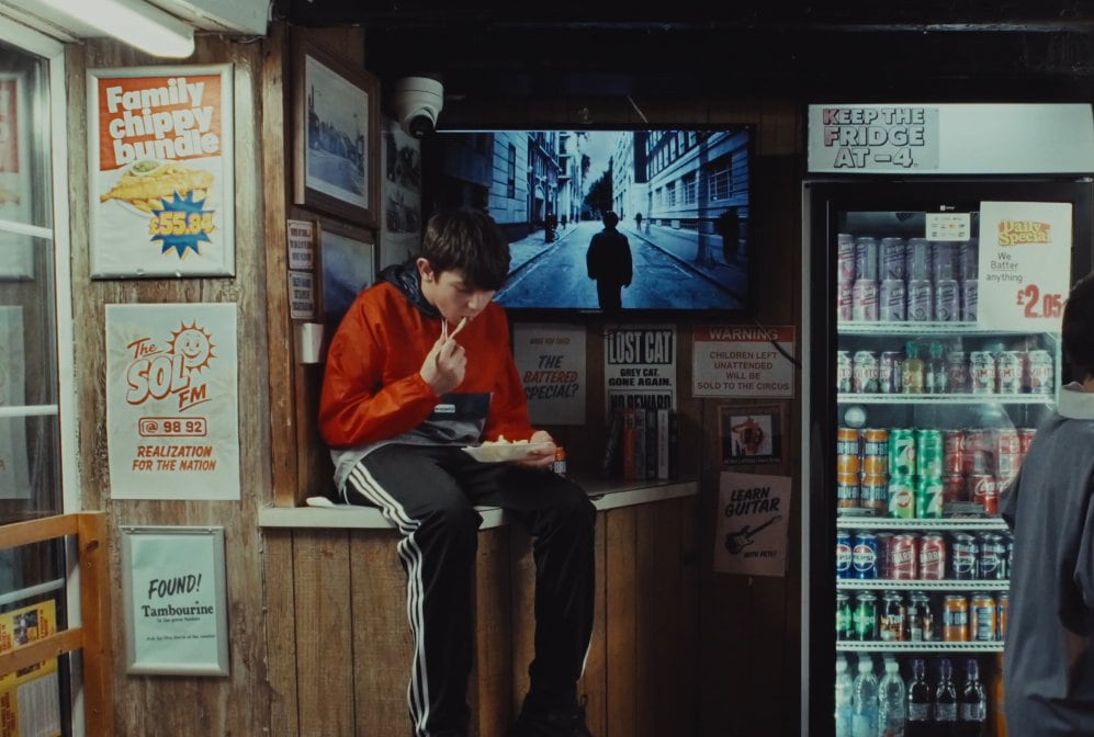 Un video con una tienda de fish and chips desató las primeras teorías de los fans sobre las nuevas fechas (X/Oasis)