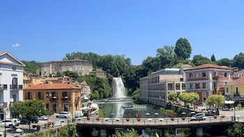 Este es el único pueblo italiano con una cascada natural en pleno centro histórico