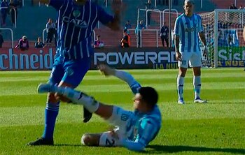 El delantero de Racing derribó