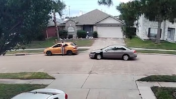 Repartidor de DoorDash en Texas es atropellado por un coche que huía de la policía y aun así entregó el pedido capturas