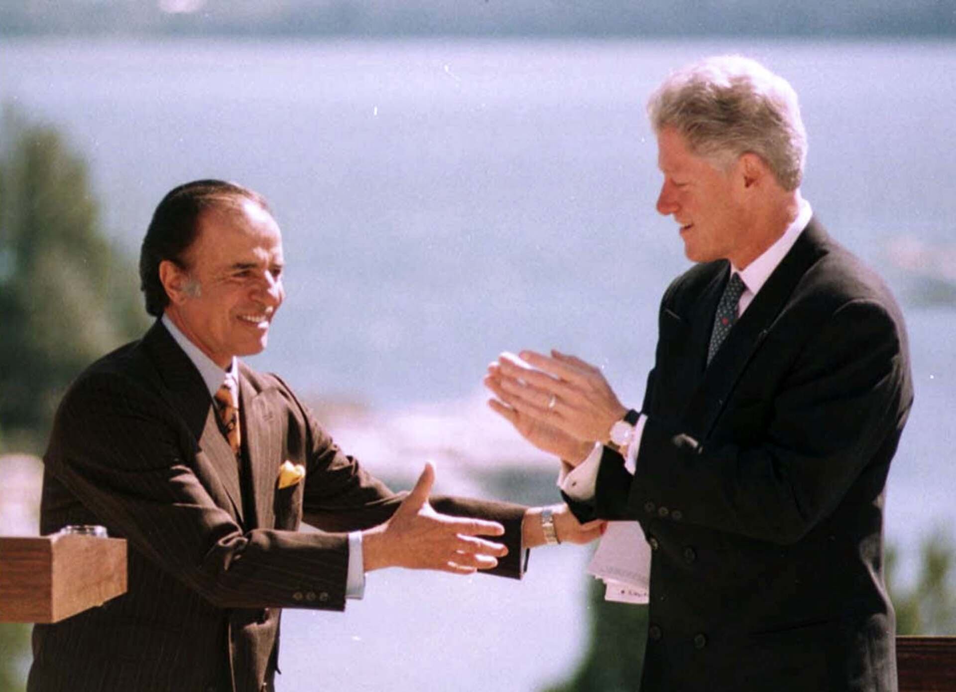 El expresidente Carlos Menem junto a Bill Clinton, en una imagen de mediados de la década del '90. Foto: NA