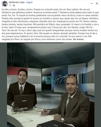 Captura de una publicación de redes sociales con texto y una fotografía de dos periodistas sentados en el escritorio de un estudio de televisión