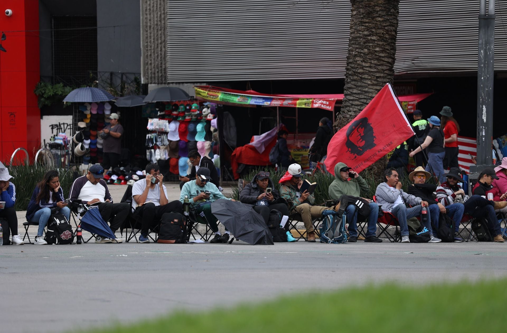 CIUDAD DE MÉXICO, 12JUNIO2026.- Maestros y maestras de la Coordinadora Nacional de Trabajadores de la Educación (CNTE) bloquearon de nueva cuenta el cruce de avenida Juárez y Bucareli como parte de las protestas que mantienen en exigencia de la derogación de la Ley del ISSSTE, la Reforma Educativa y el sistema de pensiones.
FOTO: GALO CAÑAS/CUARTOSCURO.COM