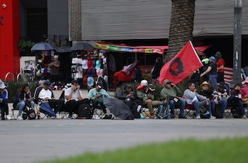 CIUDAD DE MÉXICO, 12JUNIO2026.- Maestros y maestras de la Coordinadora Nacional de Trabajadores de la Educación (CNTE) bloquearon de nueva cuenta el cruce de avenida Juárez y Bucareli como parte de las protestas que mantienen en exigencia de la derogación de la Ley del ISSSTE, la Reforma Educativa y el sistema de pensiones.
FOTO: GALO CAÑAS/CUARTOSCURO.COM