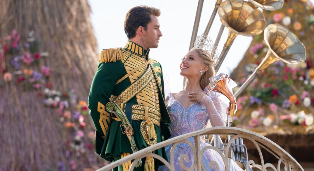 Ariana Grande y Jonathan Bailey en 'Wicked: Parte II'. (Giles Keyte/Universal Pictures)